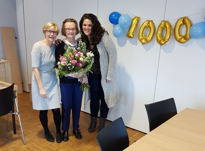 Een super feestje bij Effe Buurten in het SKAC.....de 1000ste bezoeker bij Effe Buurten in Chaam is in de bloemetjes gezet. Tevens bedanken wij alle vrijwillige chauffeurs en de vrijwilligers van het SKAC en tuurlijke al onze trouwe bezoekers, want zonder deze zou dit niet mogelijk zijn. Helaas was wethouder Corry Janssen-Janssen verhinderd, maar Pernell Criens nam haar honneurs waar door een prachtige bedank Sint rijm voor te lezen en werden er leuke attenties uitgedeeld. En bij de koffie en thee was er namens het SKAC een overheerlijke zelf gebakken appeltaart aangeboden.